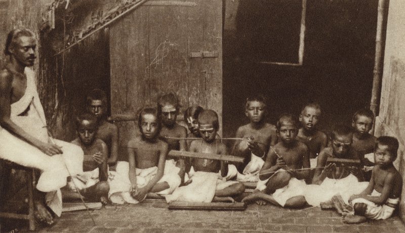 Børn og deres lærer på en skole i Indien (s/h-billede) af English Photographer