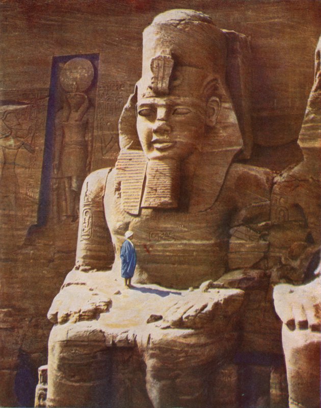 Kolossal siddende figur af Ramses II ved Abu-Simbel (farvefoto) af English Photographer