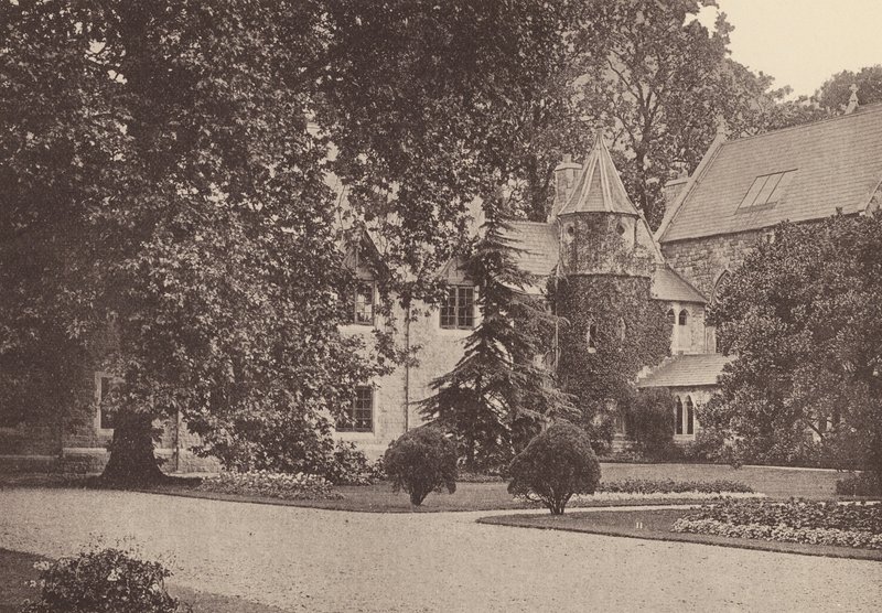 Klosteret af det hellige hjerte, Roehampton: Den østlige ende af terrassen og retrætehuset (s/h-foto) af English Photographer