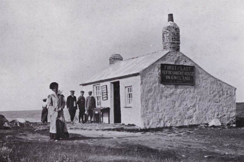 Cornwall: First and Last House, Lands End (s/h-billede) af English Photographer