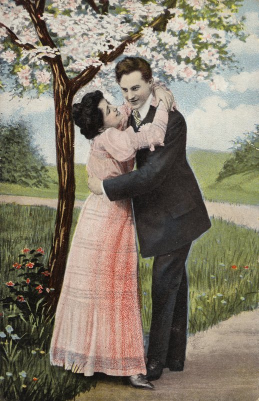 Par, der omfavner under et blomstrende træ (chromolitho) af English Photographer