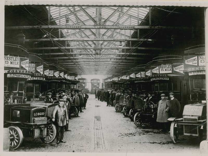 Cricklewood Garage af English Photographer