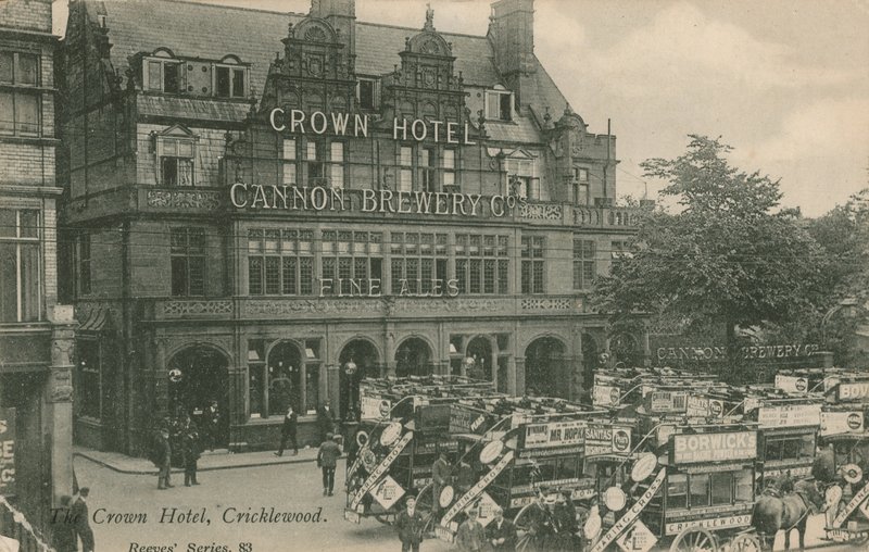 Crown Hotel, Cricklewood af English Photographer