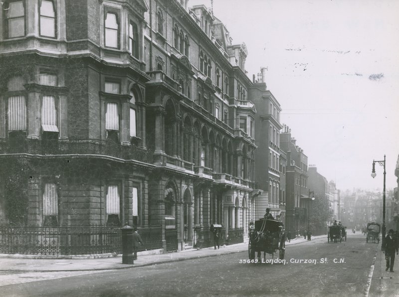 Curzon Street, London af English Photographer
