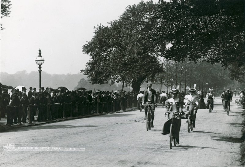 Cykling i Hyde Park, ca 1895 af English Photographer