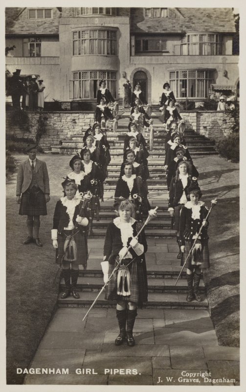 Dagenham Girl Pipers, Essex (s/h-billede) af English Photographer