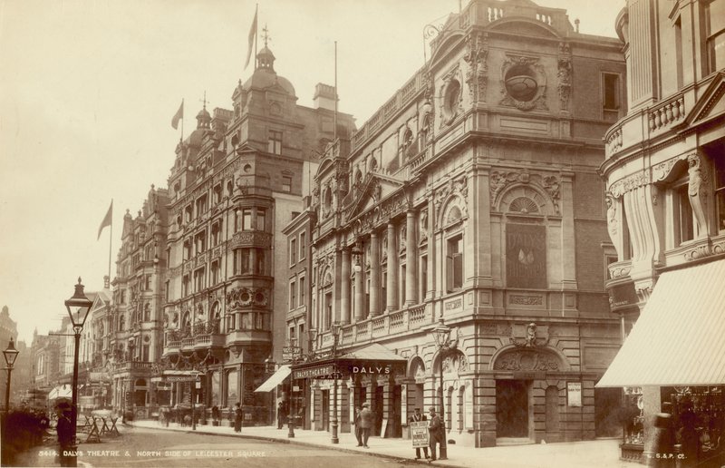 Dalys Theatre og nordsiden af Leicester Square, London af English Photographer