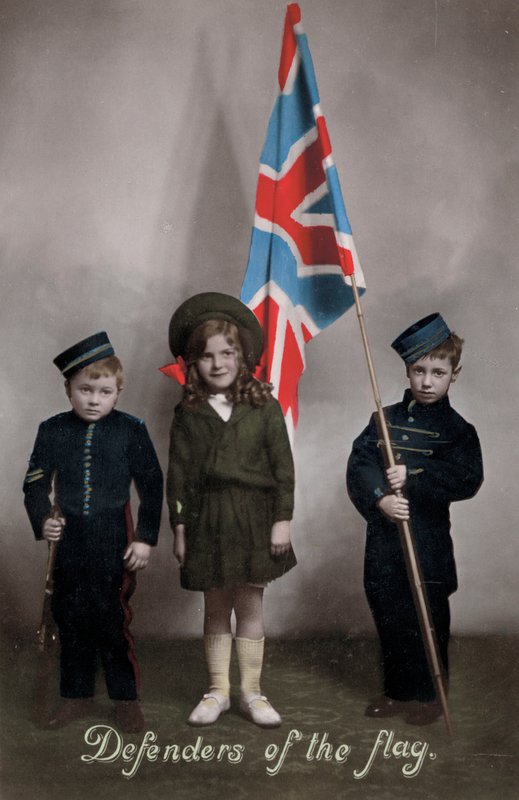 Defenders of the Flag, tre børn i uniform med Union Jack (foto) af English Photographer