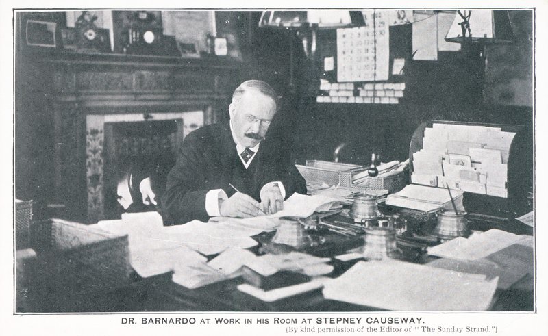 Dr. Barnardo på arbejde på sit værelse på Stepney Causeway af English Photographer