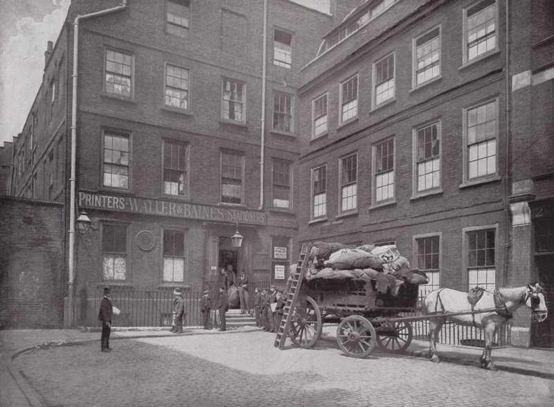 Dr. Johnsons House, Gough Square, Fleet Street af English Photographer