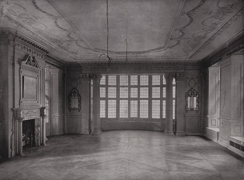 Tegnestue, kigger ind i Bay, Ashorne Hill House, nær Leamington, England (s/h foto) af English Photographer