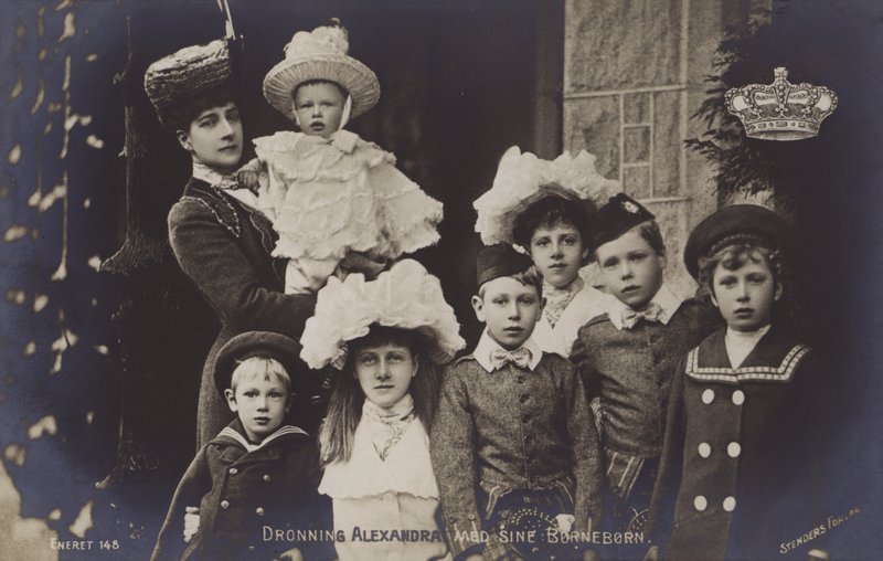 Dronning Alexandra med sine borneborn (b/w photo) af English Photographer