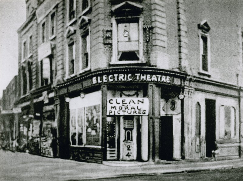 Tidlig loppe-biograf, Nelson Electric Theatre på Old Kent Road, der viste rene moralske film. af English Photographer