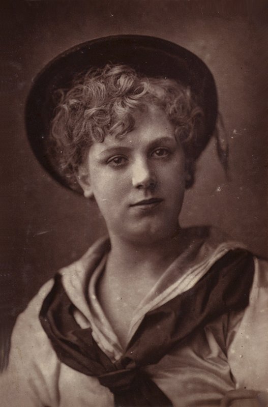 Edith Bland af English Photographer
