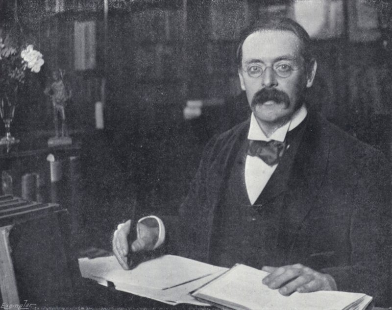 Edmund Gosse i sit studie (s/h foto) af English Photographer