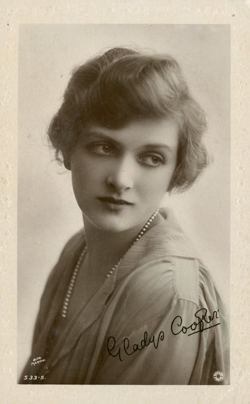 Edwardiansk postkort af Gladys Cooper af English Photographer