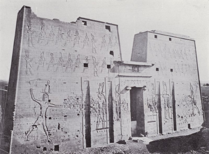Egypten: Pylon af Edfu-templet (s/h foto) af English Photographer