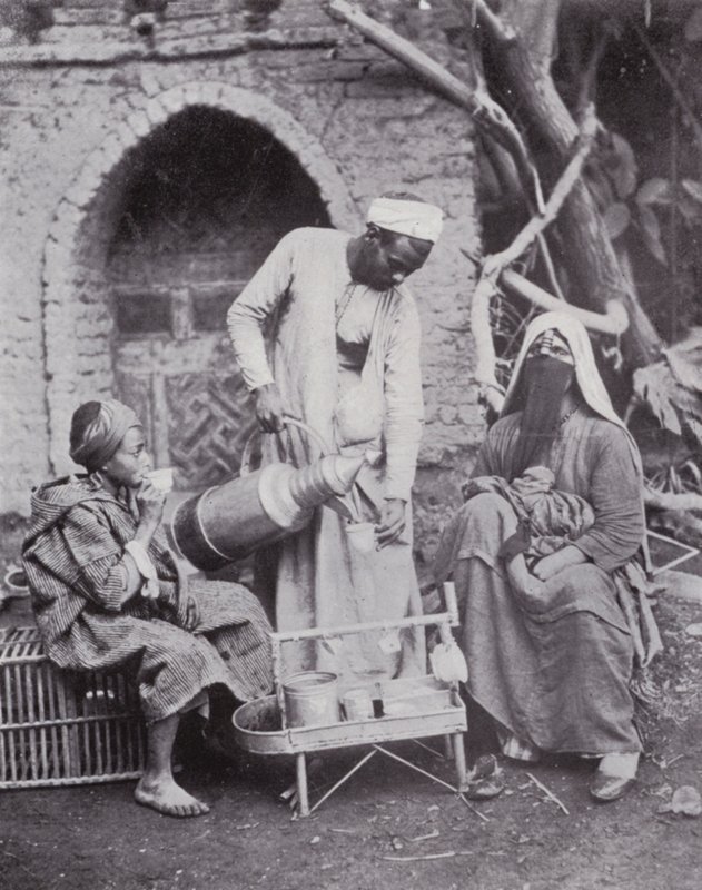 Egypten: Servering af tyrkisk kaffe i Cairos gader (s/h-billede) af English Photographer