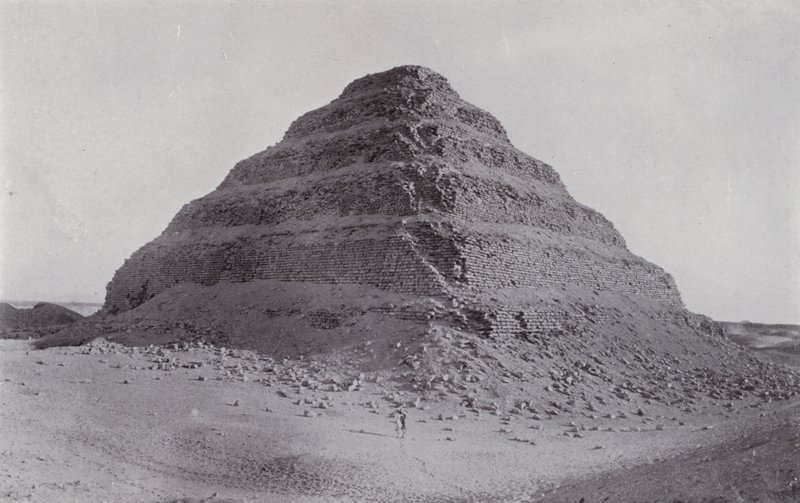 Egypten: Trinpyramiden ved Sakkara (s/h foto) af English Photographer