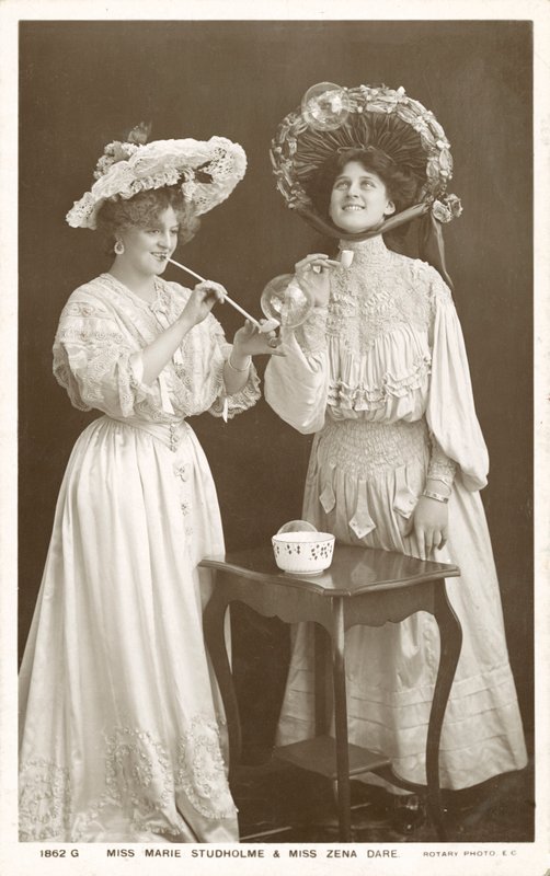 Engelske skuespillerinder og sangere, Zena Dare og Marie Studholme (s/h-foto) af English Photographer