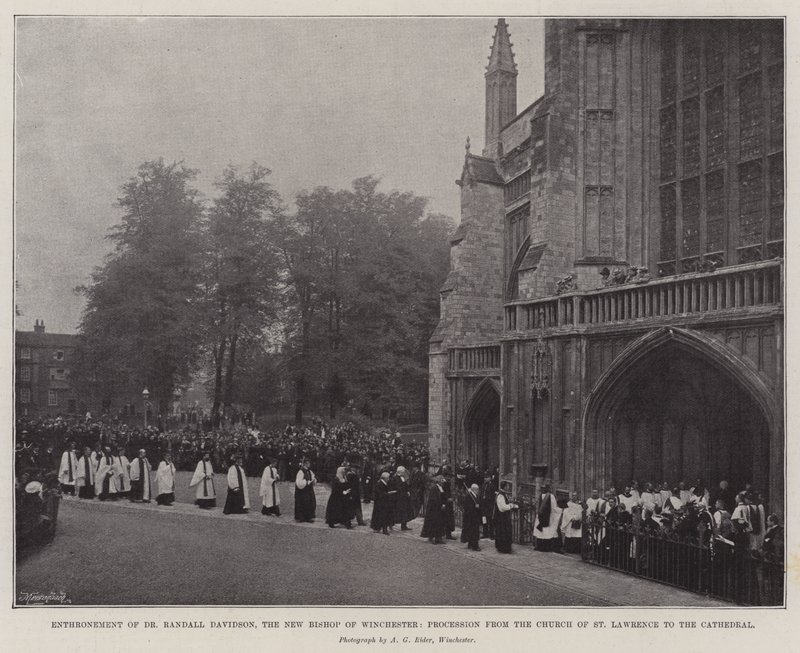 Dr. Randall Davidson, den nye biskop af Winchester, på tronen, procession fra St. Lawrence-kirken til katedralen af English Photographer