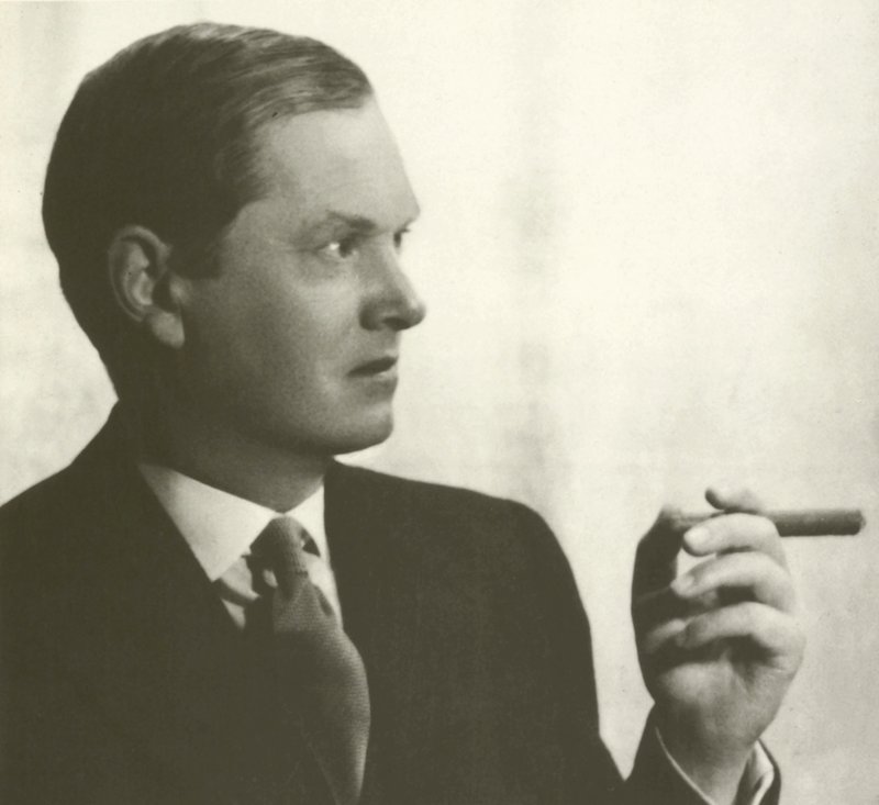 Evelyn Waugh, portræt, ryger cigar (s/h foto) af English Photographer