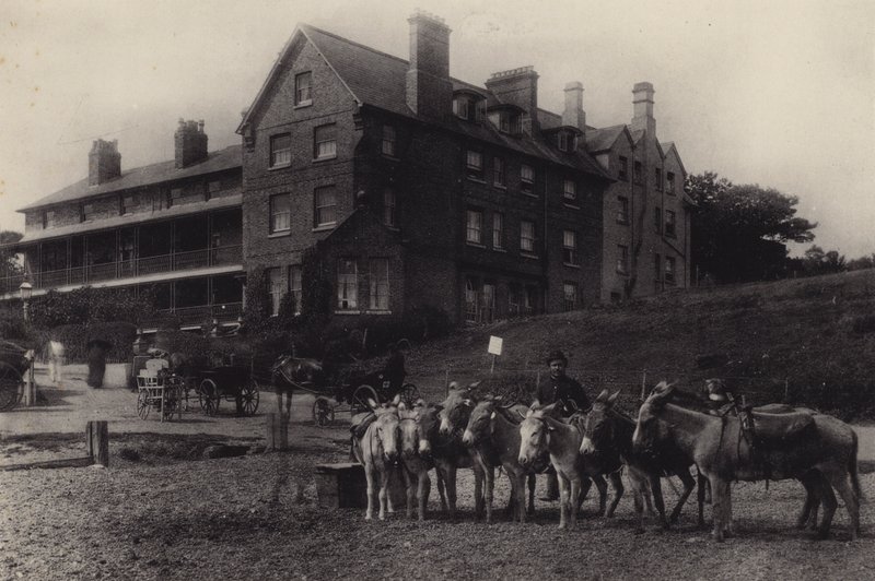 Felixstowe: Bath Hotel (s/h-billede) af English Photographer