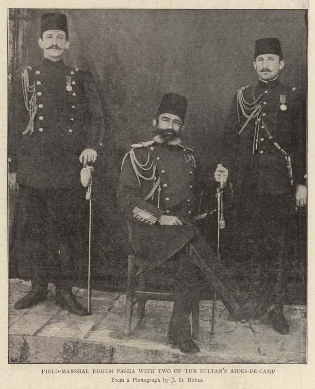 Feltmarskal Edhem Pasha med to af sultanerne Aides-de-Camp af English Photographer