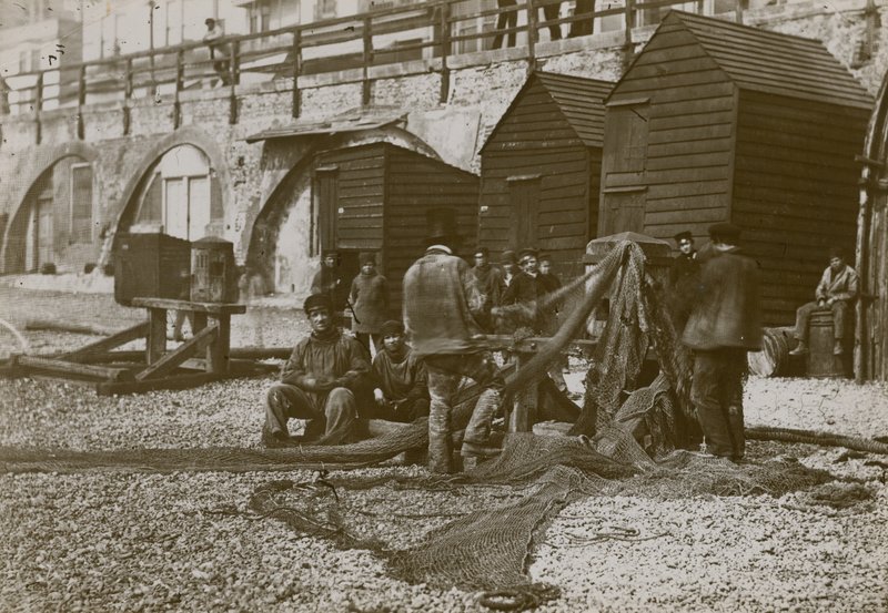 Fiskere afbilledet med deres net på stranden i Brighton af English Photographer