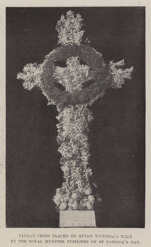 Floral Cross placeret på Queen Victorias Tomb af Royal Munster Fusiliers på St. Patricks Day af English Photographer