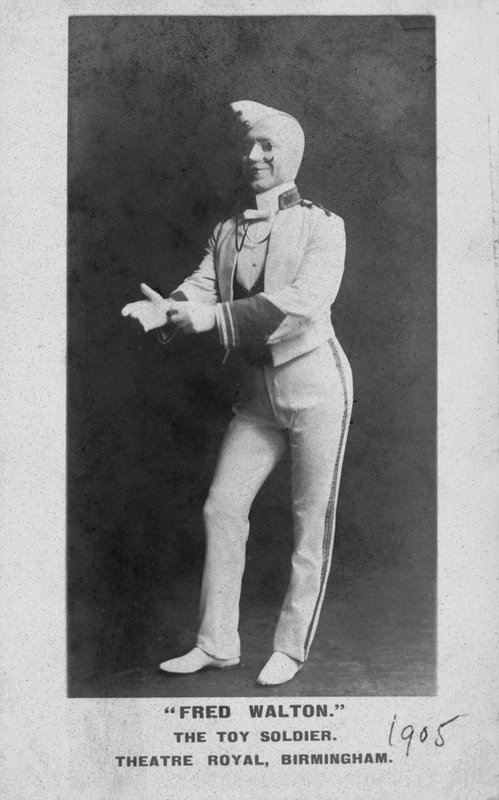 Fred Walton, engelskfødt amerikansk scene- og filmskuespiller som The Toy Soldier (s/h-foto) af English Photographer