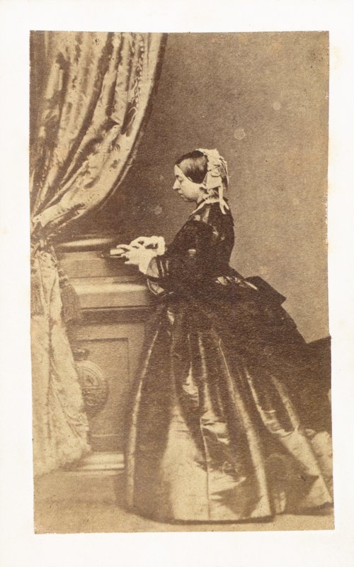 Fuld længde portræt af dronning Victoria af English Photographer