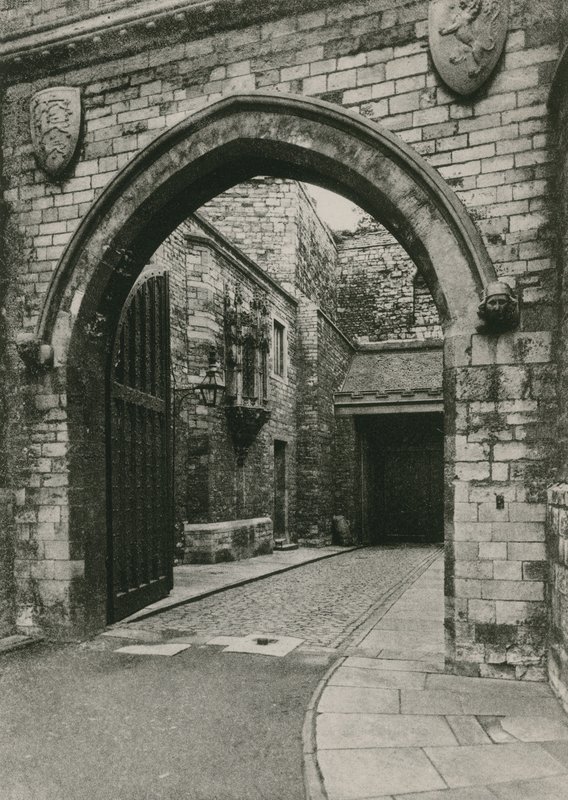 Porten til Lincoln Castle, der viser John OGaunts-vinduet af English Photographer