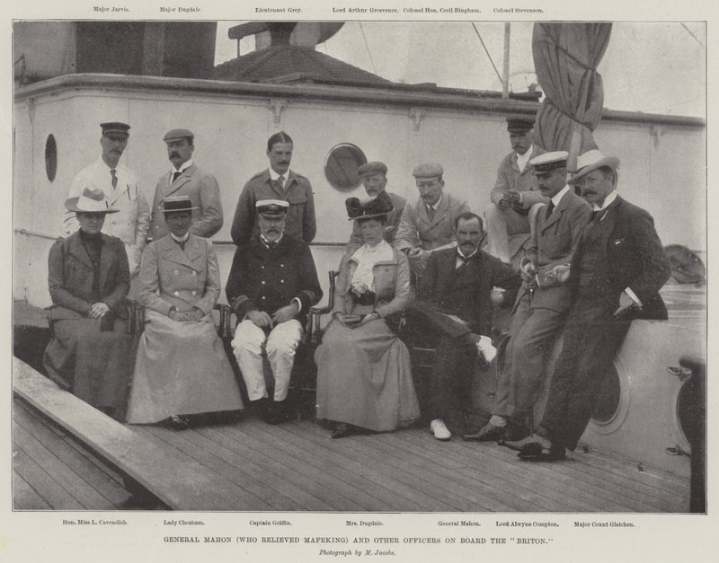 General Mahon (som afløste Mafeking) og andre officerer om bord på briten af English Photographer