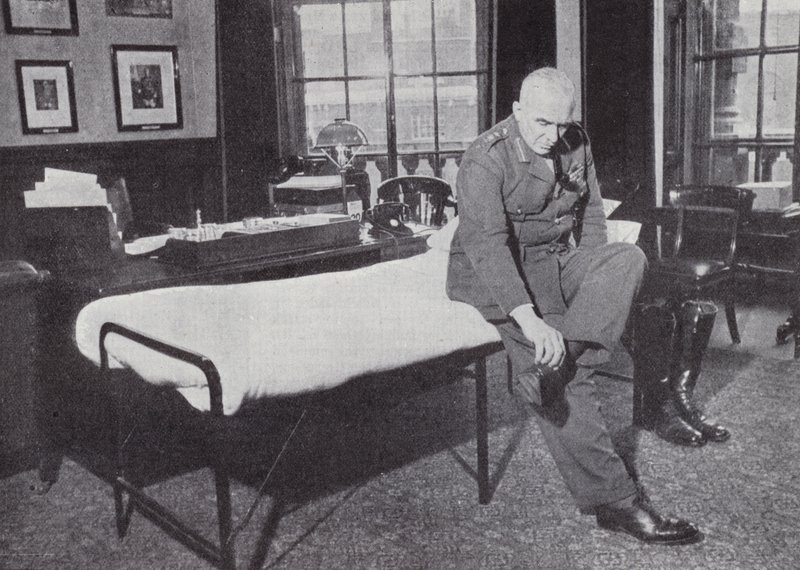 General Sir Edmund Ironside, Chief of the Imperial General Staff, in his office at the War Office, where he frequently slept during World War II, 1939-1940dani af English Photographer