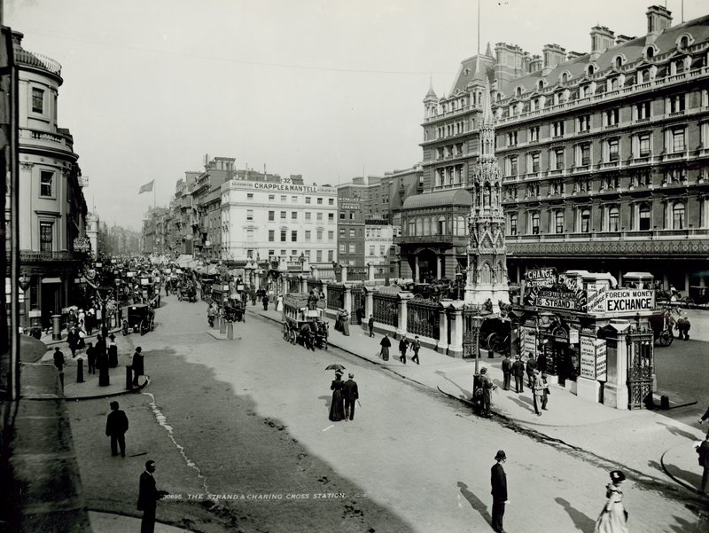 Generel udsigt langs Stranden med Charing Cross Station af English Photographer