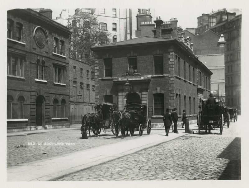 Generelt billede af hestevogne i Scotland Yard af English Photographer