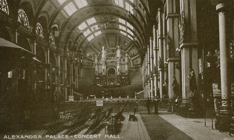 Generel udsigt over koncertsalen i Alexandra Palace af English Photographer