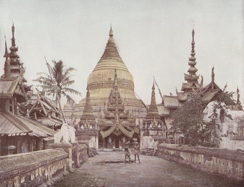 Forgyldt Pagoda at Pagan (farvet foto) af English Photographer