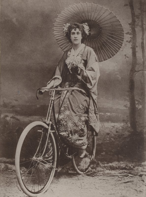 Pige på cykel, klædt på japansk mode af English Photographer