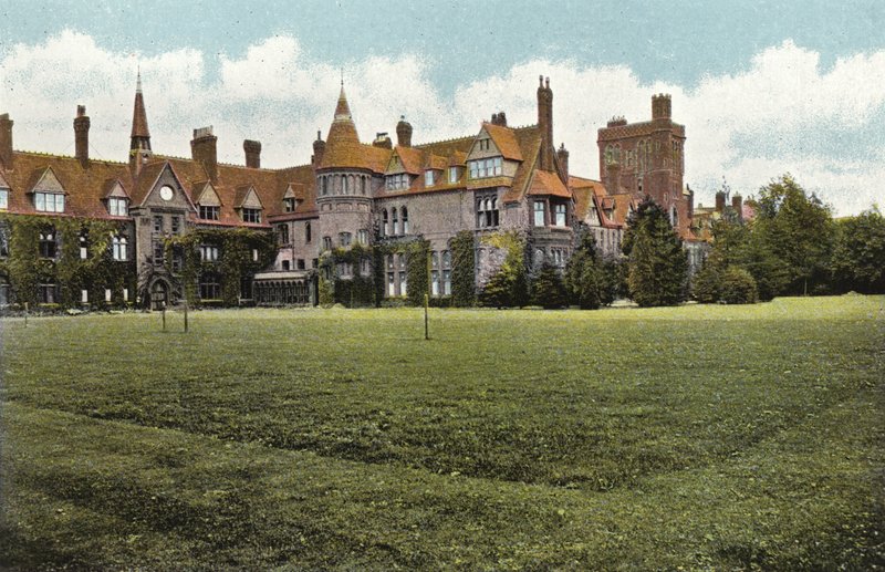 Girton College af English Photographer