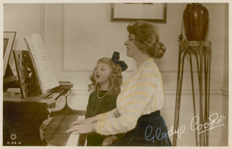 Gladys Cooper og pige ved klaver af English Photographer