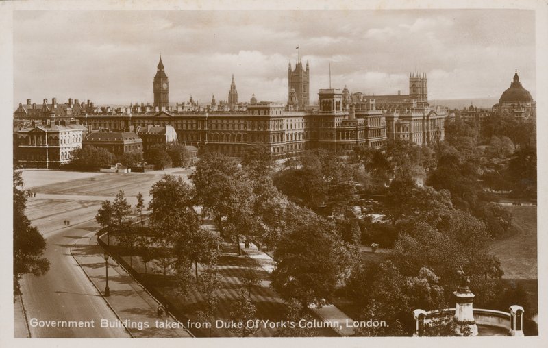 Regeringsbygninger taget fra Duke of Yorks Column, London af English Photographer