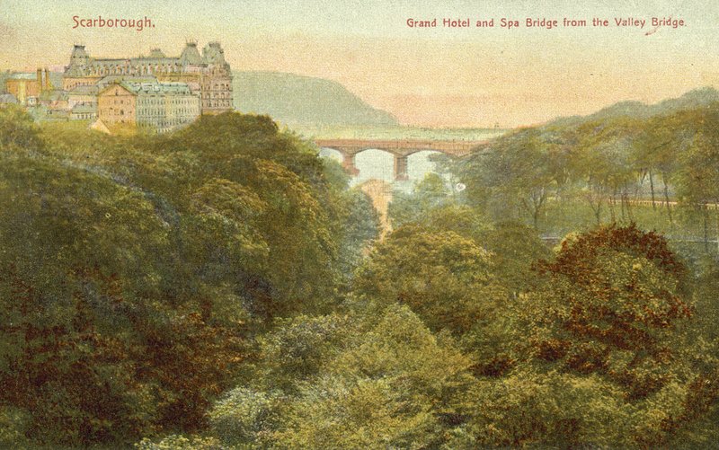 Grand Hotel and bridge, Scarborough (farvefoto) af English Photographer