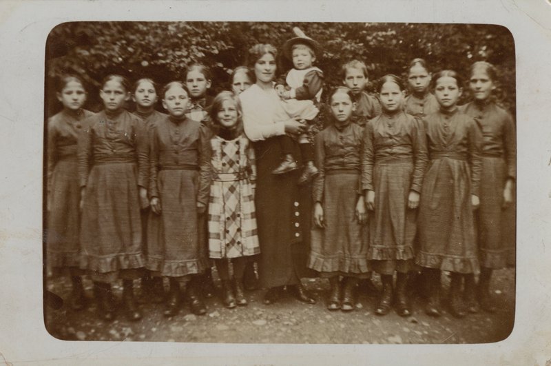 Gruppe af formentlig forældreløse børn, muligvis Barnardos børn (s/h-billede) af English Photographer