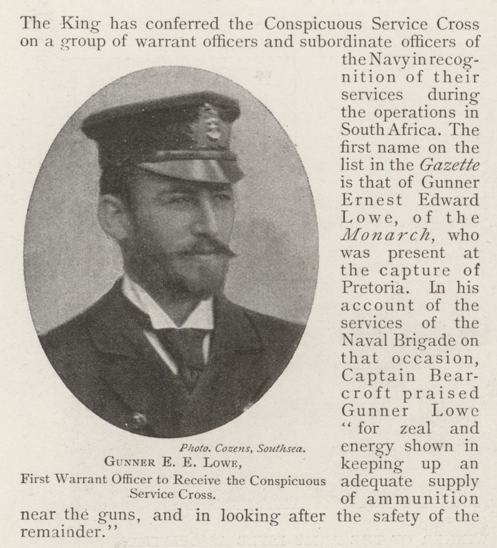 Gunner E E Lowe, første warrantofficer til at modtage det iøjnefaldende servicekors af English Photographer