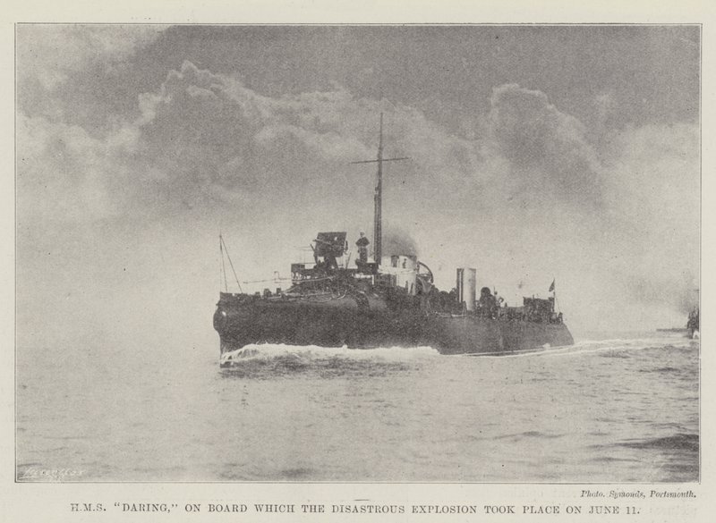 HMS Daring, om bord, hvor den katastrofale eksplosion fandt sted den 11. juni af English Photographer