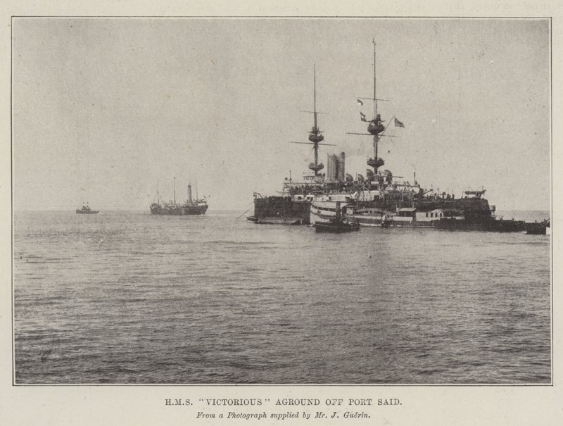 HMS Victorious grundstødte ud for Port Said af English Photographer