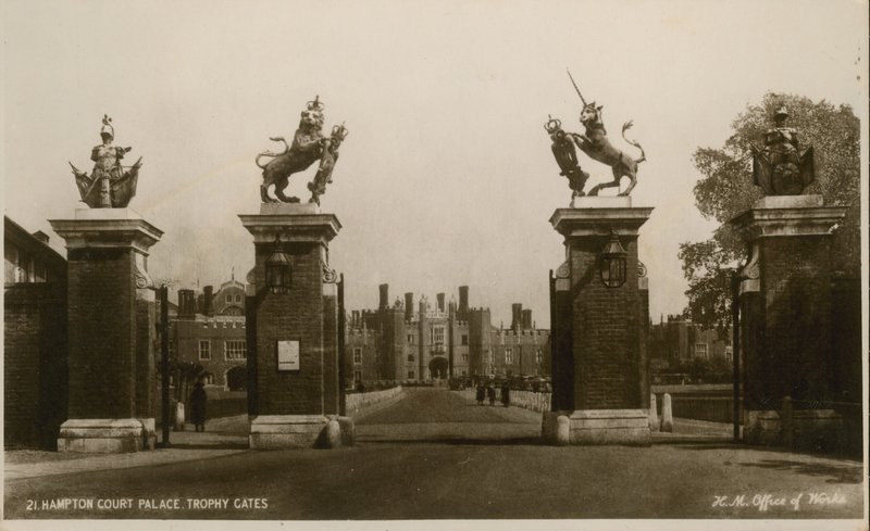 Hampton Court Palace Trophy Gates af English Photographer