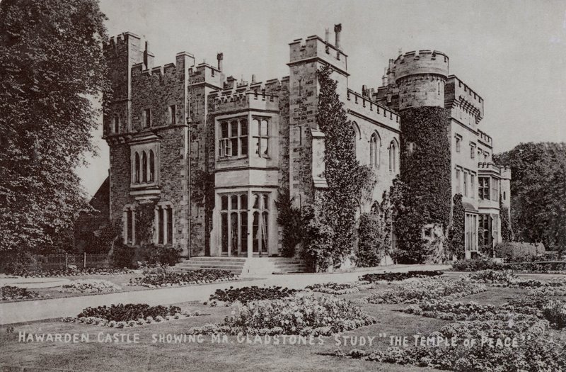 Hawarden Castle, hjemsted for den engelske politiker og premierminister William Gladstone, Hawarden, Flintshire, Wales (s/h foto) af English Photographer